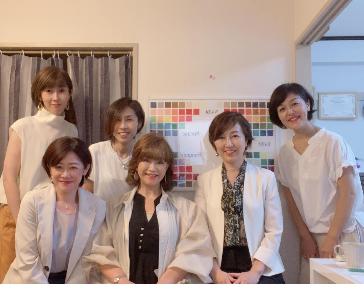 ガラスの靴にてパーソナルカラーリストの講座がスタート致しました。